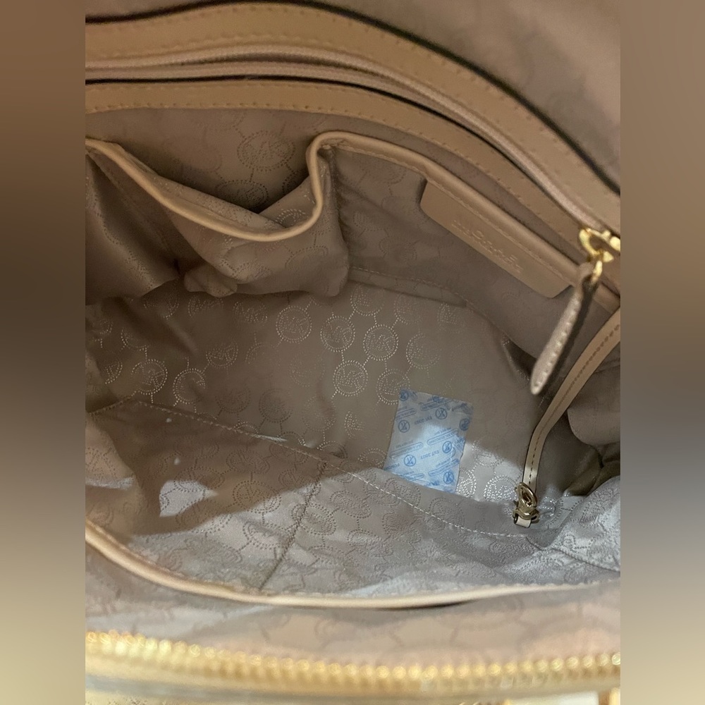 Michael Kors Cindy Pale Gold Large Dome Satchel 2 way Bag/Crossbody - Picture 9 of 9